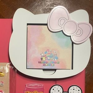 Hello kitty themed post it holder